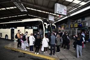 Αδειάζει η Αθήνα: Φεύγουν οι εκδρομείς - Ουρές στα διόδια Ελευσίνας, μεγάλες καθυστερήσεις στην περιφερειακή Αιγάλεω - εικόνα 2