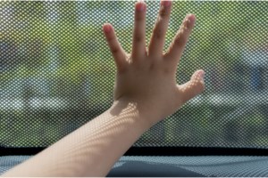 Βίντεο-ντοκουμέντο με διάσωση μωρού από αυτοκίνητο που "έβραζε" στους 43 βαθμούς εν μέσω καύσωνα