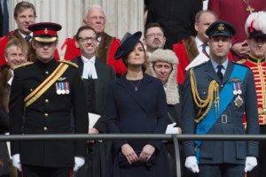 Το coat dress της Κέιτ Μίντλετον: Η πρώτη εμφάνιση με τα πεθερικά και η απίστευτα λεπτή σιλουέτα της - εικόνα 8