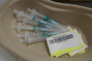 Ανάλυση: Είναι τα εμβόλια κατά του κορονοϊού η νέα "κότα με τα χρυσά αυγά" για τις εταιρείες; - εικόνα 2