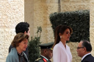 Η βασίλισσα φόρεσε σνίκερς: Η εκτυφλωτική Ράνια της Ιορδανίας με casual ντύσιμο - Η σπάνια εμφάνιση με την κόρη της - εικόνα 2