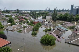 Φράγμα στη Χερσώνα: Σε απόγνωση χιλιάδες πλημμυροπαθείς - Τους πετάνε εμφιαλωμένο νερό με drone [Βίντεο] - εικόνα 5
