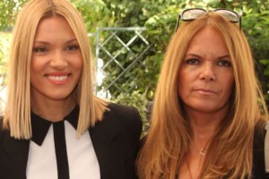 Μαρίνα Βερνίκου: Κάνει ποδήλατο με λευκό ολόσωμο μαγιό - Η απίθανη σιλουέτα της