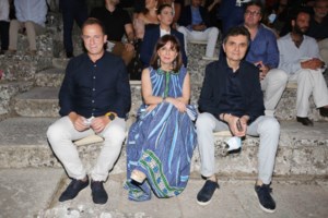 Κυριάκος και Μαρέβα Μητσοτάκη: Αγκαλιά στην Επίδαυρο για την παράσταση "Πέρσες" [εικόνες] - εικόνα 6