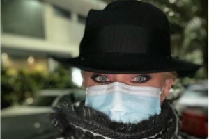 Μπακογιάννης - Κοσιώνη: Οικογενειακή βόλτα με casual look στον Εθνικό Κήπο [εικόνες]