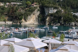 Πανικός στον Τύρναβο: Γκρεμίστηκε η σκεπή κτιρίου λόγω της έντονης βροχόπτωσης [εικόνες]