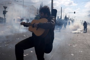 Τέμπη: "Πακιστανός είσαι;" - Η στιγμή που τα ΜΑΤ βρίζουν και σπρώχνουν τον κιθαρίστα στο συλλαλητήριο - εικόνα 2