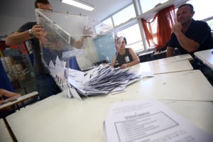 Ξαφνικά σενάρια για κυβέρνηση με ψήφο ανοχής: "Όχι", λέει ο Μητσοτάκης - Δεν αποκλείει τον Βαρουφάκη ο Τσίπρας