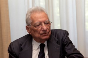 Ο πολιτικός κόσμος αποχαιρετά τον Πέτρο Μολυβιάτη: "Ένας άξιος Έλληνας περνά στην Ιστορία"