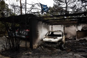 Πειραιάς: Φωτιά σε μεγάλο εμπορικό κατάστημα - Ισχυρές δυνάμεις της Πυροσβεστικής στο σημείο [βίντεο]