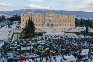 Αγρότες: Έφυγαν τα τρακτέρ από το Σύνταγμα - Κανονικά η κυκλοφορία στους δρόμους [εικόνες - βίντεο] - εικόνα 3