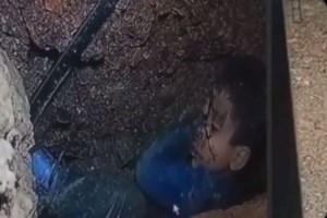 "Είσαι ο γιος όλων μας": Σπαραγμός στην κηδεία του 5χρονου που έπεσε σε πηγάδι στο Μαρόκο [εικόνες-βίντεο] - εικόνα 3