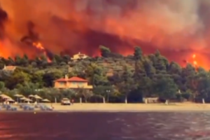 Φωτιά στην Εύβοια: Βίντεο ντοκουμέντο με τη διάσωση 85 πολιτών με φουσκωτά και φέρι μποτ από τις Ροβιές