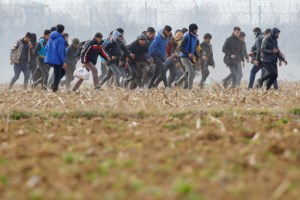 Για κορονοϊό εξετάζουν τους μετανάστες στο λιμάνι της Λέσβου [εικόνες] - εικόνα 4