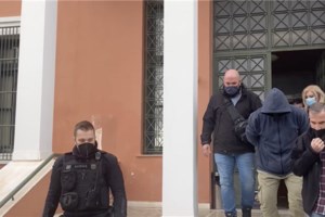 Αλεξανδρούπολη: Συγκλονιστική διαμαρτυρία έγινε η κηδεία της 29χρονης Τζεβριέ από τις γυναίκες που τη συνόδευσαν [Βίντεο]