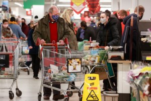 Κοσμοπλημμύρα στους δρόμους της Αθήνας και της Θεσσαλονίκης - Ουρές και συνωστισμός στα καταστήματα - εικόνα 6