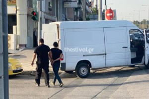 Θεσσαλονίκη: Επεισοδιακή καταδίωξη οχήματος που εμβόλισε περιπολικό - Yποπτοι για διαρρήξεις - εικόνα 2