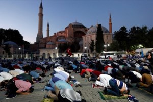 Προκαλεί το τουρκικό ΥΠΕΞ: Η Αγιά Σοφιά μας ανήκει, κανείς δεν έχει δικαίωμα να παρεμβαίνει - εικόνα 2