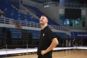 Στέφαν Γέλοβατς: Θρήνος στην κηδεία του στο Νόβι Σαντ- Τραγική φιγούρα η αδερφή του [Εικόνες] - εικόνα 9