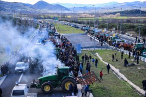 Αγροτικά μπλόκα: Πού παραμένουν τα τρακτέρ - Αποσύρονται από τους παραδρόμους - "Κίνηση καλής θέλησης" - εικόνα 4