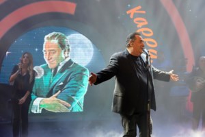 Βασίλης Καρράς: Σε λαϊκό προσκύνημα η σορός του στη Θεσσαλονίκη - Την Τετάρτη στην Καβάλα η κηδεία του αγαπημένου τραγουδιστή - εικόνα 2