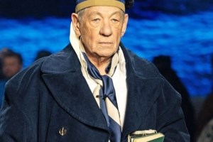 Στο νοσοκομείο ο "Γκάνταλφ: Ο διάσημος Ίαν Μακ Κέλεν έπεσε από τη σκηνή κατά τη διάρκεια παράστασης