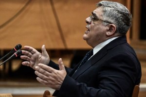 Επεισόδιο Λαγού - Μάγδας Φύσσα στη Δίκη της Χρυσής Αυγής: Θα το ξεφτιλίσουμε το δικαστήριό σας - Στα λαγούμια σας