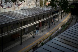 Συγκλονίζει η μάνα της 6χρονης που έπεσε στον σταθμό στο Μοναστηράκι: Ούρλιαζα, μαυρίσανε όλα - Θα έχανα το παιδί μου