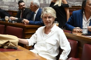 Έλενα Ακρίτα (πάντα θυμωμένη) σε Αρκά: Όχι, δε στα ‘πανε καλά - Politically correct είναι να είσαι άνθρωπος, όχι κάθαρμα