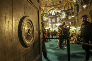 Εικόνες ντροπής στην Αγία Σοφία: Χαράζουν ονόματα και καρδιές σε στήλη στήριξης της εκκλησίας [Βίντεο] - εικόνα 2