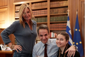 Μαρέβα Μητσοτάκη: Το μήνυμα για την Ημέρα της Γυναίκας στο ατελιέ με τις συνεργάτιδές της [Εικόνα] - εικόνα 3