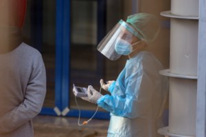 Κορονοϊός: Ελληνες επιστήμονες μείωσαν το ιικό φορτίο ασθενών κατά 25% με αλατόνερο - εικόνα 2