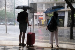 Καιρός: Πολικός αεροχείμμαρος φέρνει καταιγίδες και κεραυνούς - Πτώση της θερμοκρασίας μετά τον καύσωνα