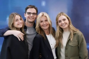 Ανάρτηση Ανδρουλάκη για την Ημέρα της Μητέρας: "Θα σου επιστρέψουμε καθαρά τα ταπεράκια"