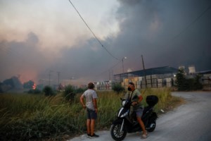 Δραματικές στιγμές στην Αχαΐα: Εθελοντές του "Ερυθρού Σταυρού" σώζουν οικογένειες με διασωστική λέμβο [βίντεο]
