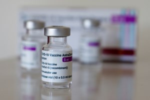 Λινού για θρομβώσεις με AstraZeneca: 1-2 περιπτώσεις στις 50.000 - Να το αποφεύγουν οι κάτω των 50, ειδικά οι γυναίκες