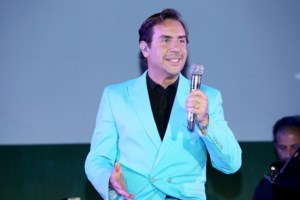 Αποθέωσαν τον Μαζωνάκη στην πρεμιέρα του, παρά τις καταγγελίες: "Είμαι ο Γιώργος, ο αληθινός" [βίντεο] - εικόνα 2