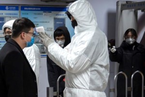 Κοροναϊός: Viral το παθιασμένο φιλί του ζευγαριού στο έρημο Μιλάνο - εικόνα 3