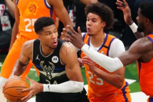 Συγκίνησε πάλι ο Γιάννης Αντετοκούνμπο: Ετρεξε αμέσως στην αγκαλιά της μητέρας του μόλις πήρε το πρωτάθλημα - εικόνα 3