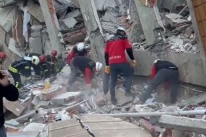 Συγκλονιστικά βίντεο από την Τουρκία: Η στιγμή που γκρεμίζεται η πολυώροφη πολυκατοικία και ένας τεράστιος τοίχος αντιστήριξης