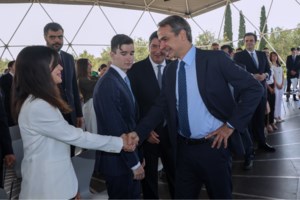 Συγκίνηση στην παρουσίαση του προγράμματος "Φώφη Γεννηματά" - Ο Ανδρέας Τσούνης, τα παιδιά τους και οι φωτογραφίες με Μητσοτάκη - εικόνα 3