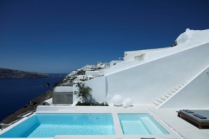 Μια υπέροχη κατοικία στον Ορνό της Μυκόνου- Λευκές επιφάνειες και υπέροχη θέα στη θάλασσα