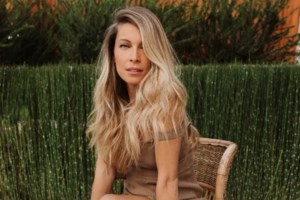 Μαριέττα Χρουσαλά – Λέων Πατίτσας: Χαμογελαστοί στα σοκάκια της Μυκόνου – Πώς περνούν το καλοκαίρι τους [εικόνες]