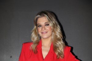 Τζένη Θεωνά: Η στιλάτη εμφάνιση με ροκ λεπτομέρειες στο κέντρο της Αθήνας [εικόνες] - εικόνα 2