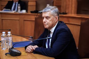 Σε σοκ και με "τραύμα πάνω από το μάτι" ο Αγοραστός - Στο νοσοκομείο μετά την επίθεση από συγγενείς θυμάτων των Τεμπών