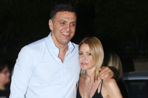 Τζένη Μπαλατσινού: Εικόνες σε άσπρο - μαύρο από το ταξίδι της στην Τήνο