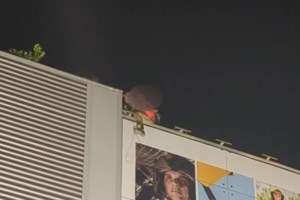 Επεισόδια στο Υπουργείο Κλιματικής Κρίσης μεταξύ εποχιακών πυροσβεστών και ΜΑΤ - Ξύλο, δακρυγόνα και τραυματίες [Βίντεο] - εικόνα 9