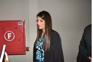 Γιώργος Πατούλης - Νάνσυ Κοίλου: Ποζάρουν αγκαλιασμένοι μπροστά από το χριστουγεννιάτικο δέντρο - εικόνα 3