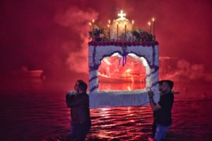 Πάσχα στην Ηπειρο: Από τα ταφικά έθιμα έως τα φωτίκια, τον καγκελάρη και τους μπότηδες στο "Διαβολοπάζαρο"