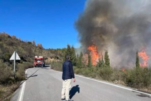 Φωτιά τώρα σε εγκαταλελειμμένο κτίριο στον Βοτανικό